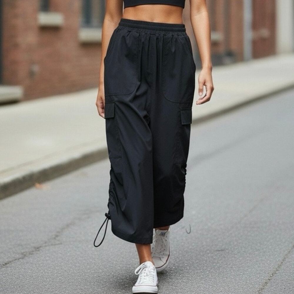 Mono b cargo maxi skirt
Black athleisure
Size small NWT